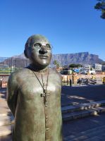 Desmond Tutu-Statue an der Waterfront in Kapstadt (Südafrika