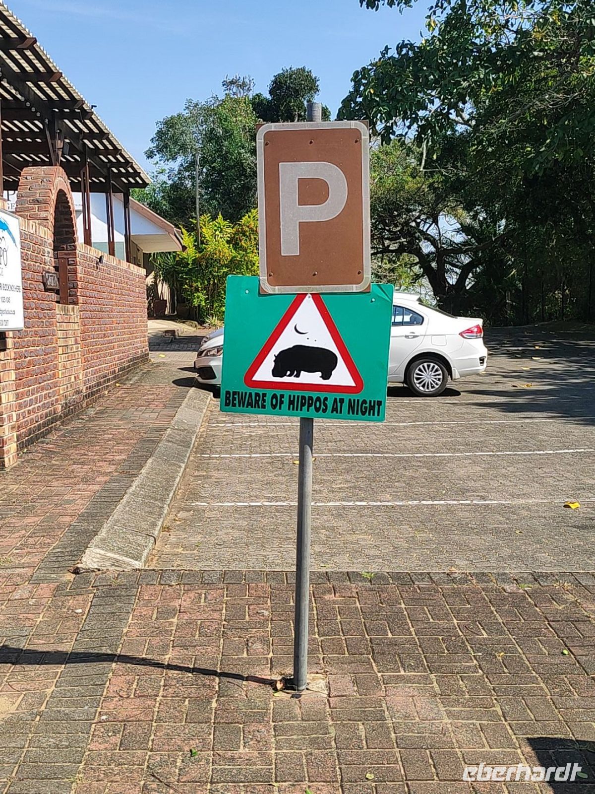 Auch an Land sind die Hippos unterwegs - Hinweisschild in St. Lucia (Südafrika)