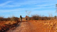 Namibia - Frühaufsteher Wandergruppe in der Kalahari