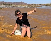 Namibia -  Annett in den Fluten des Tsauchabs