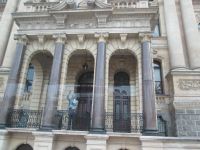 N. Mandela hinter Glas vor dem alten Rathaus