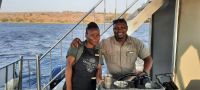 Bootsfahrt auf dem Chobe - Kapitän & Barfrau