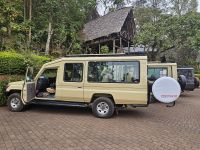 Eberhardt-Jeeps an der Karama-Lodge