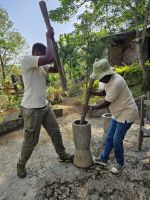 Kaffeeplantage - Mahlen von Kaffee
