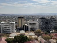 Ein Blick auf das Avani Hotel aus der Ferne