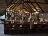 Abendessen in der Ndhovu Safari Lodge