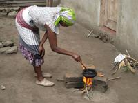Kaffee wird auf 3 Steine Feuer geröstet