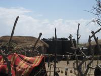 Maasai- Hütten und moderne Wassertanks