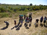 Frauen kommen vom Feld