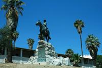 Südwester Reiter vor der alten Feste