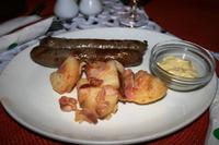 Wunderbare Bratwurscht mit herrlichen Bratkartoffeln und feinem, deutschem Senf