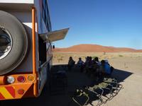 Frühstück im Schatten unseres Trucks