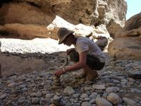 beim Bau von Steinpuppen, die mit Wünschen bedacht werden.. 