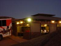 und René bereitet derweil das Essen, Regina geht ihm zur Hand.. 