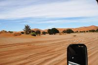 Durch das trockene Flußbett des Tsauchab