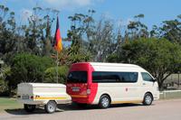 Unser Mini-Reisebus mit Gepäckanhänger