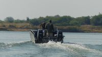 Gregory und unser Gepäck im Beiboot
