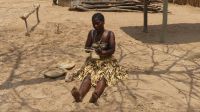 Namibia - Besuch im Culture Village - meine Namensvetterin Annett beim Körbe flechten