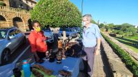 Rundreise Südafrika - Reiseleiter Frans & Souvenirverkäuferin in Pretoria