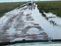 Serengeti - nach einem heftigen Regenguss verwandeln sich die Pisten in Bäche und Schlammläufe
