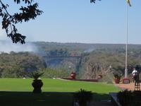 The Victoria Falls Hotel - Blick zur Eisenbahnbrücke