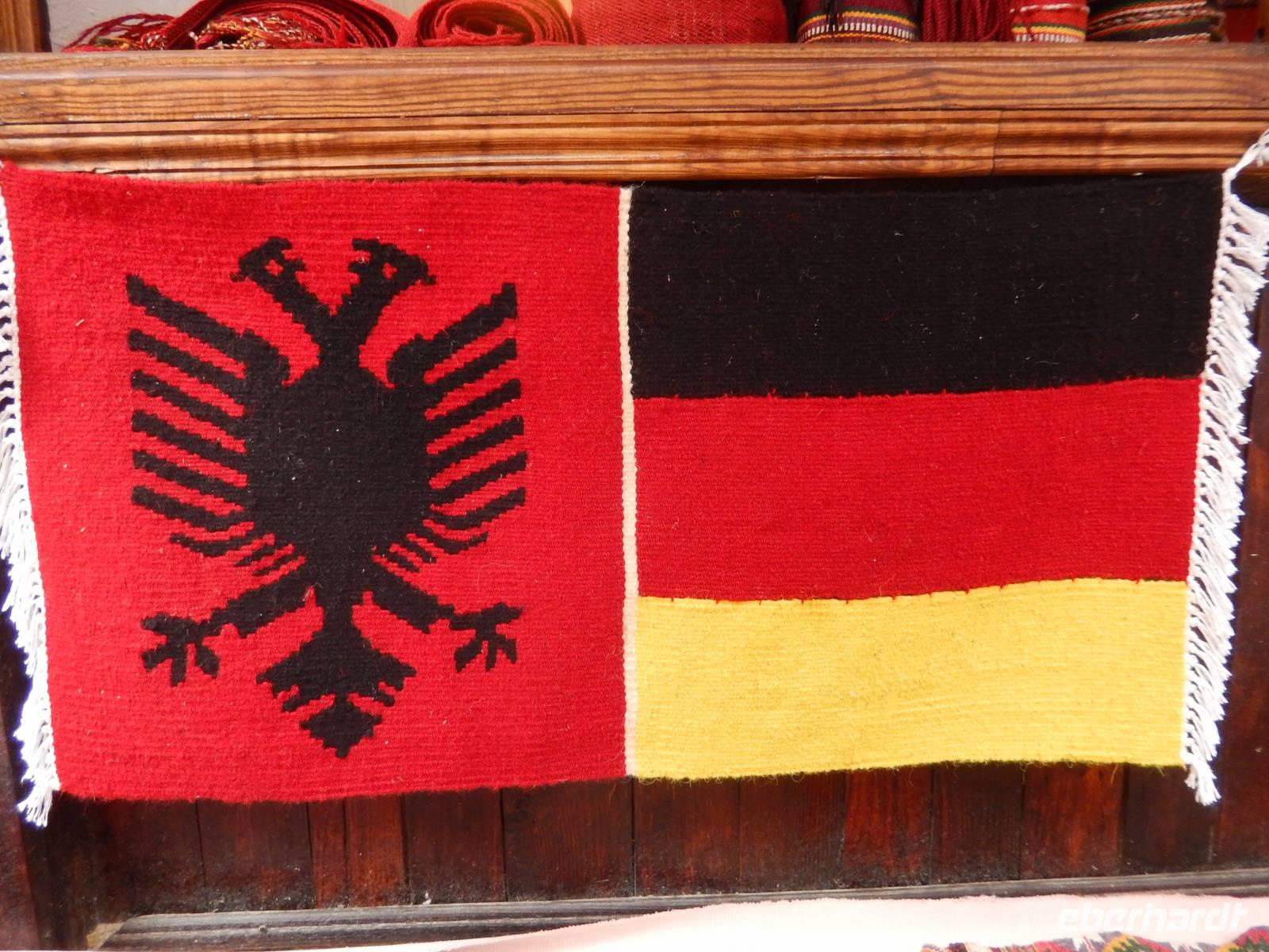Eigenartige Albanische Flagge