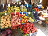 Reichhaltiges Obst und Gemüse Angebot