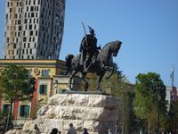 Tirana: Rundgang: Skanderbeg-Denkmal