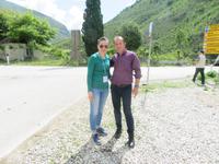 Reiseleiterin Iliriana und Bus-Chauffeur Nico