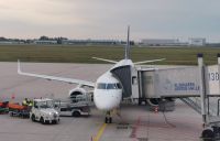 Mit einer kleinen Maschine fliegen wir nach Frankfurt, wo uns strömender Regen empfängt