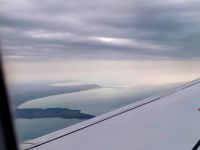 Die Umrisse der albanischen Adriaküste vom Flugzeug aus