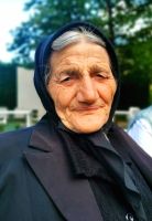 Albanerin am Ufer des Shkumbin Flusses