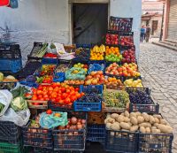 Überall an der Straße gibt es Obst und Gemüse 