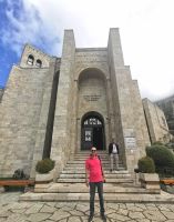 Reiseleiter Alert vor der Festung Kruja