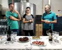 Alert und die Winzer stellen die Weine und den Raki vor