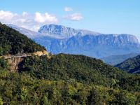 Wir kämpfen uns Kurve für Kurve voran durch atemberaubende Landschaft