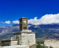 Burg von Gjirokastra und die Berge im Hintergund