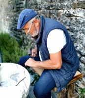 Steinmetz in Gjirokastra bei der Arbeit