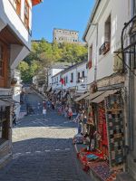 Enge Gasse mit Kopfsteinpflaster in Gjirokastra