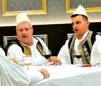 Zwei Sänger in typischer Tracht