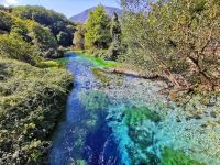 Das Wasser ist türkisblau beim Blue Eye
