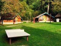 Gemütliche Holzhütten im Hotel Llogara im Nationalpark