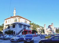 Selbstverständlich in Albanien, die Mosche direkt neben der Kirche