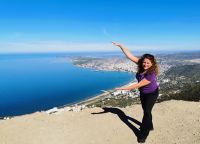 Reisebegleiterin Simone vor dem Panorama von Vlora