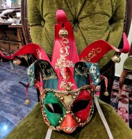 In Albanien werden also die Masken für den venezianischen Karneval produziert, darauf wären wir nicht gekommen