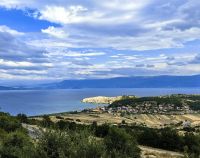 Blick über den Ohridsee und Nordmazedonien am anderen Ufer
