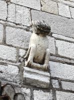 Figur an der Kirchenmauer von Elbasan