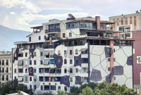 Der amtierende Bürgermeister setzte sich für viel Farbe an den Fassaden von Tirana ein