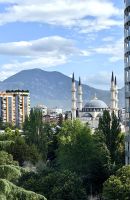 Neu gebaute Mosche zwischen den Hochhäusern von Tirana