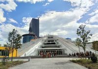 Ganz neu gebaute Pyramide in Tirana